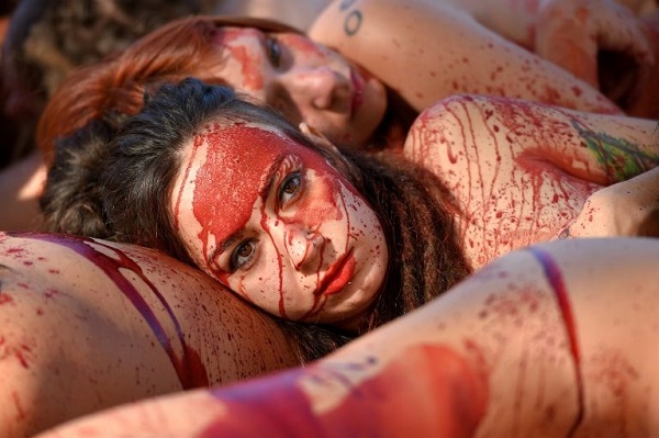 Espagne: manifestants nus et peints en rouge sang contre la fourrure