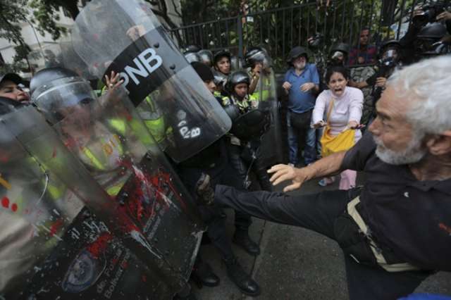 إصابة 100 شخص في اشتباكات متجددة بين متظاهرين والشرطة في فنزويلا
