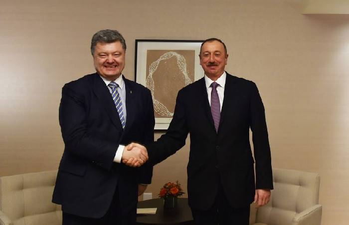 İlham Aliyev felicitó a Poroshenko