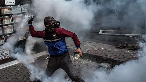 Turkish police, protesters clash in Istanbul