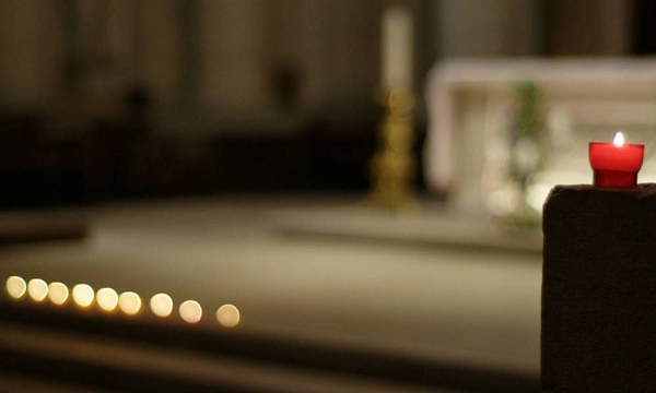 Belgique: un prêtre agressé au couteau chez lui  