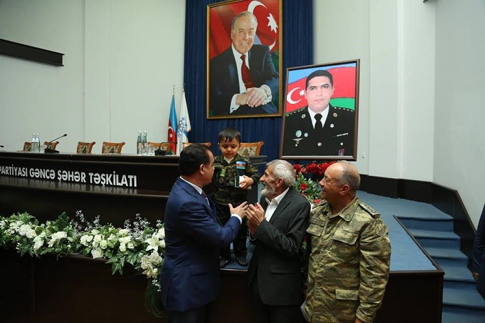 Şəhid kapitanın medalı 4 yaşlı oğluna verildi