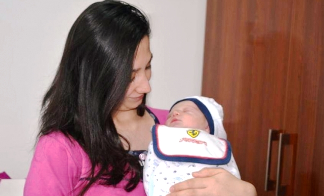 Körpə ana bətnində əməliyyat olundu - Foto