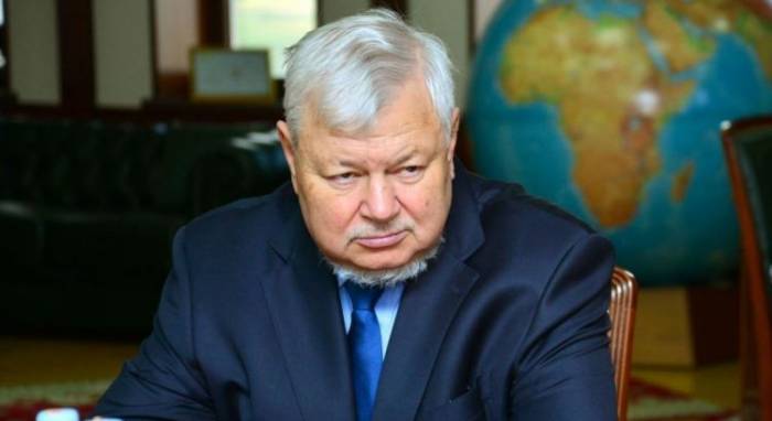 Kasprzyk examine la scène où des civils azerbaïdjanais ont été tués par les Arméniens