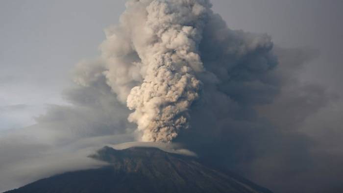 Vulkan Agung stößt riesige Aschewolke aus