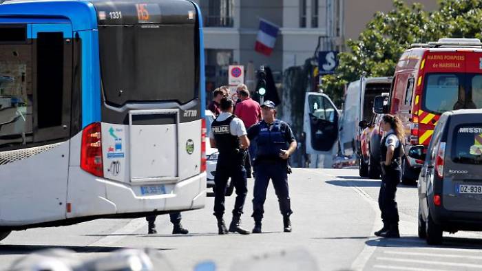 Auto fährt in Marseille in Bushaltestellen
