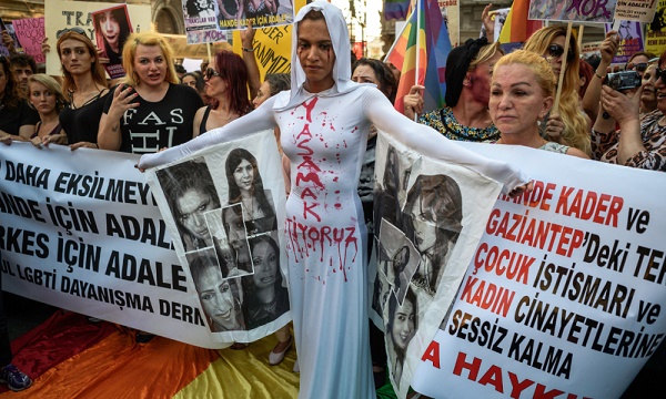 Meurtre barbare d`une transsexuelle en Turquie: manifestation LGBT à Istanbul