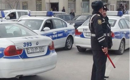 Bakıda yol polislərindən qadınlara sürpriz - VİDEO