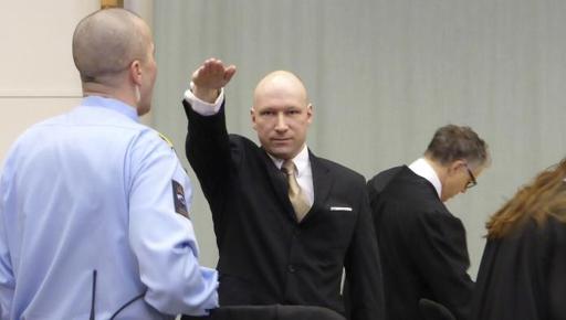 Breivik fait un salut nazi lors de son procès contre l`Etat norvégien
