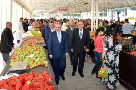 Vasif Talıbovun yarmarkaya `qəfil` səfəri