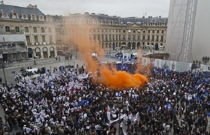 France: les policiers, excédés, manifestent contre le gouvernement