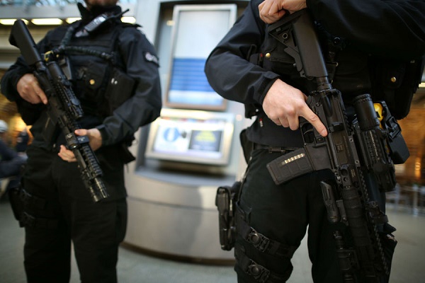 Grande-Bretagne: six personnes arrêtées, soupçonnées de terrorisme