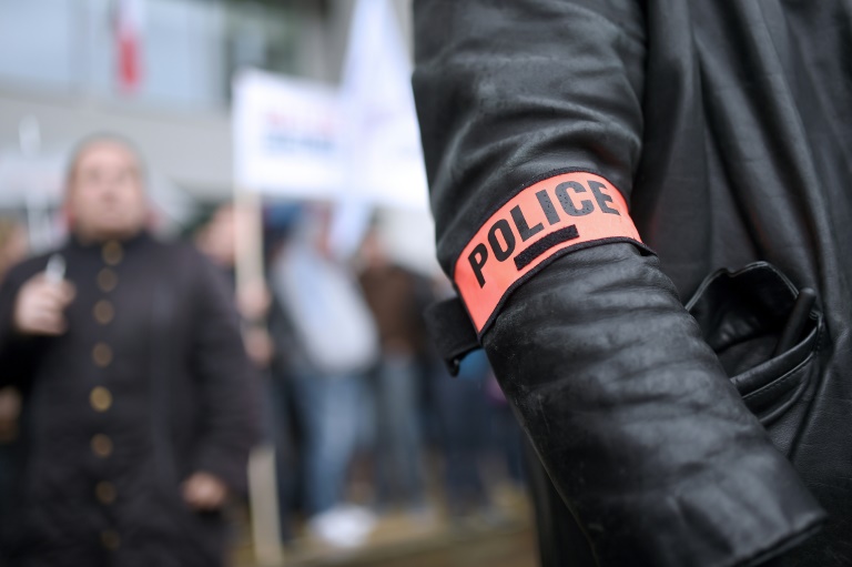 Un homme tué en pleine rue à Paris, deux suspects en fuite