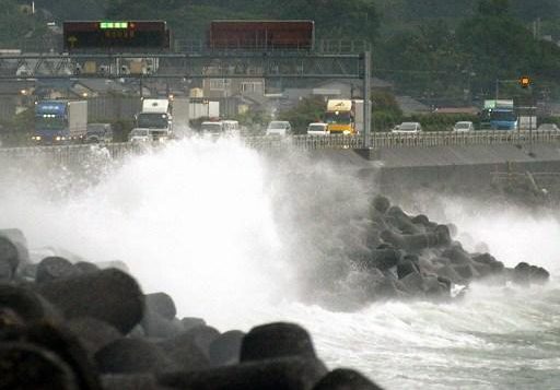 Le typhon Chaba menace désormais une large partie de l`ouest du Japon