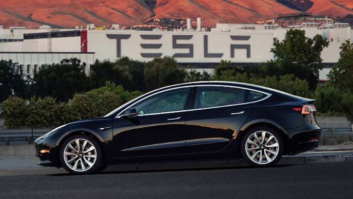 Tesla zeigt Daimler die Rücklichter
