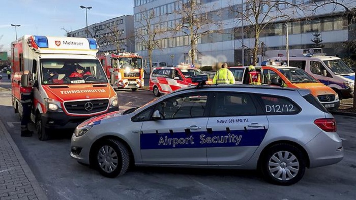 Bus verunglückt auf Frankfurter Flughafen