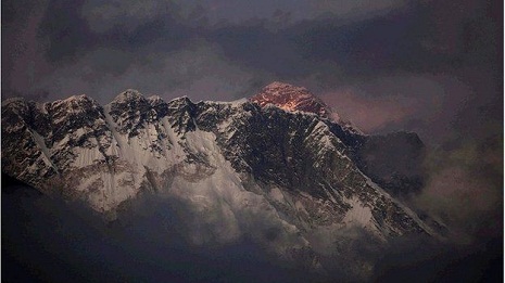 Himalayan `drop after Nepal quake`