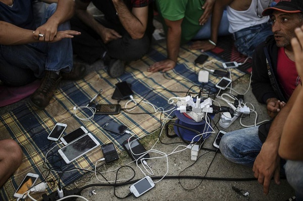 Le téléphone portable, instrument de survie pour les réfugiés