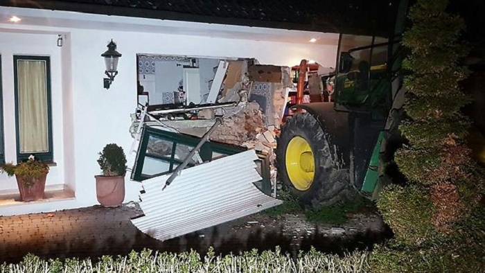 Einbrecher rasen mit Traktor in Hauswand