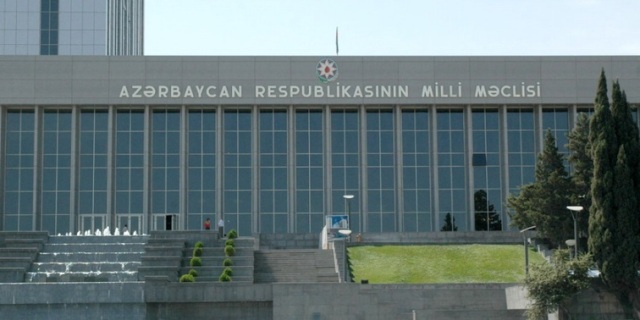 Deputatlar tətilə getdi