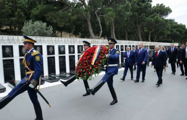 Moldovan president visits Alley of Martyrs in Baku
