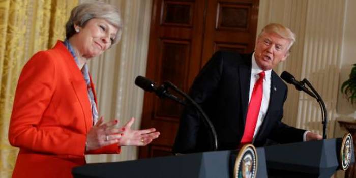 Trump accepte l'invitation de Theresa May et reste "ferme" avec Moscou