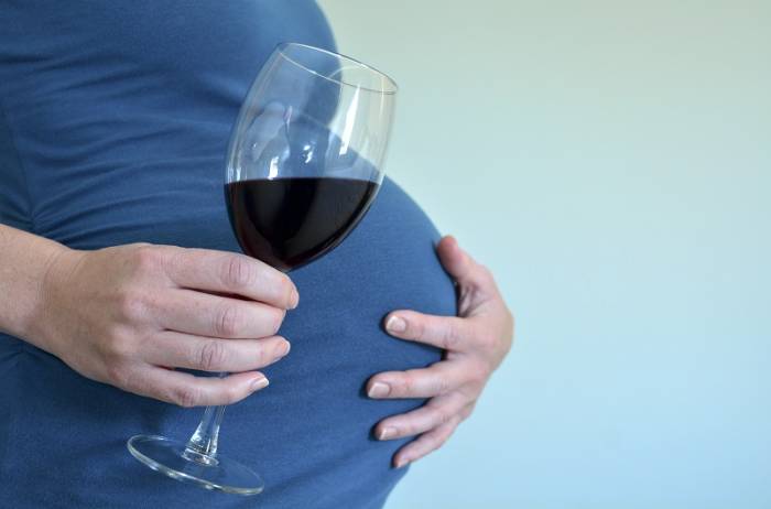 Les petites doses d'alcool pendant la grossesse peuvent changer le visage du bébé