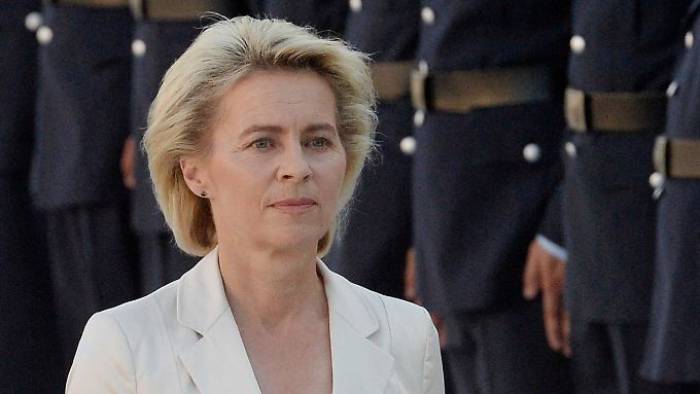 Soldat zeigt Ministerin von der Leyen an