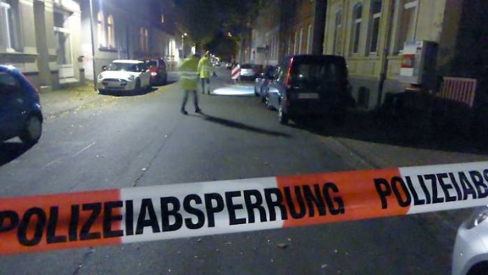 Frau hinter Auto hergeschleift