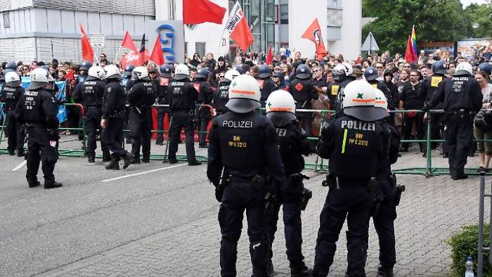 Tausende protestieren gegen Rechtsextreme