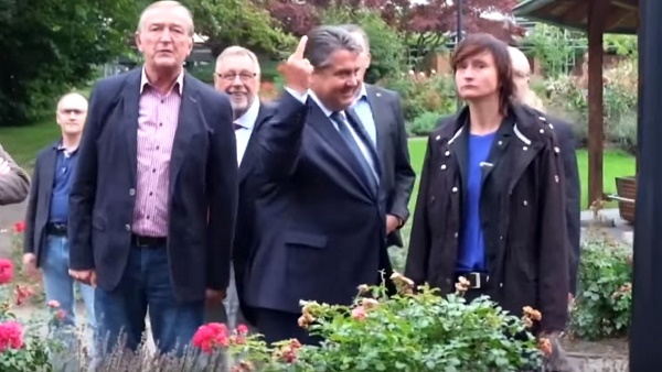 Le Vice-chancelier allemand Sigmar Gabriel adresse un doigt d`honneur à des militants nationalistes - VIDEO