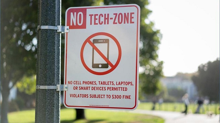Keine Smartphones: In dieser Stadt hängen die ersten “Technik verboten“-Schilder