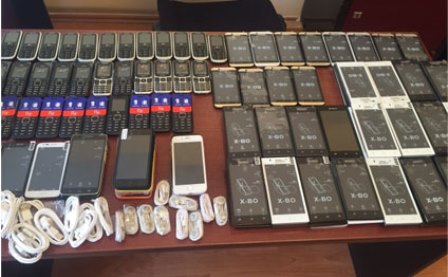 Gömrükdən 127 telefon keçirtmək istədi, tutuldu