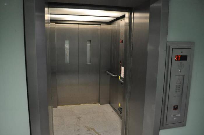 FHN liftdə qalan 9 nəfəri xilas edib