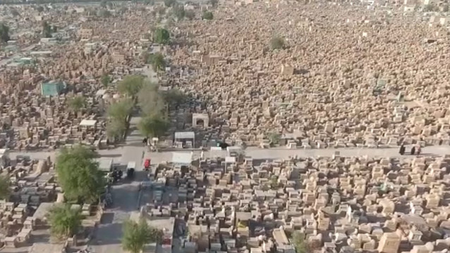 Irak: le plus grand cimetière du monde et ses cinq millions de tombes - VIDEO