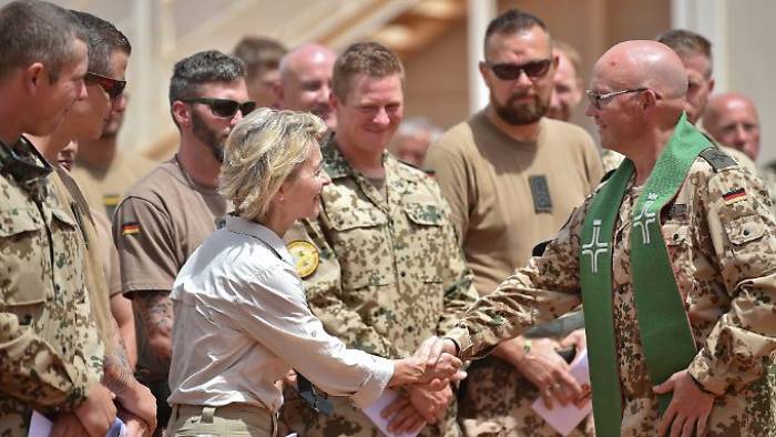 Von der Leyen sucht in Mali nach Antworten