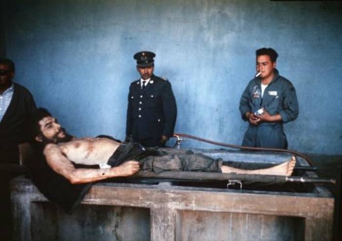 Devant la dépouille de "Che" Guevara: le reportage de l'AFP en 1967