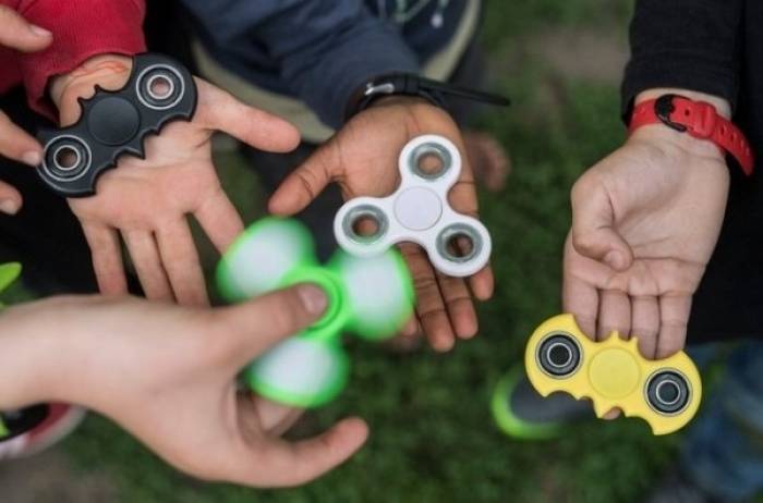 Le «hand spinner», jouet qui calme ou qui fâche?