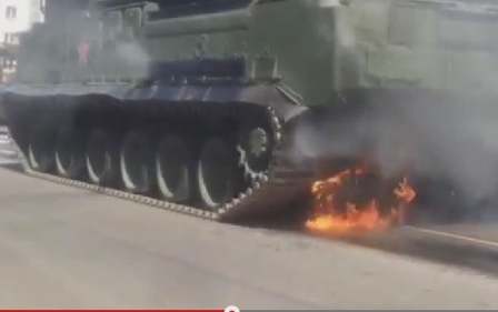 Rusiyada parad zamanı hərbi texnika alovlandı - Video 