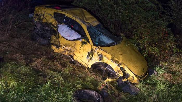 Porsche stürzt von Autobahn