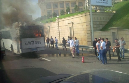 Bakıda sərnişin avtobusu yanıb