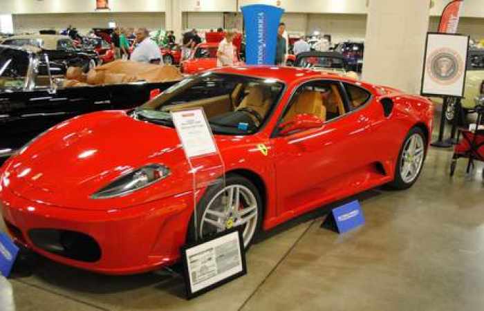 Une ancienne Ferrari de Trump aux enchères