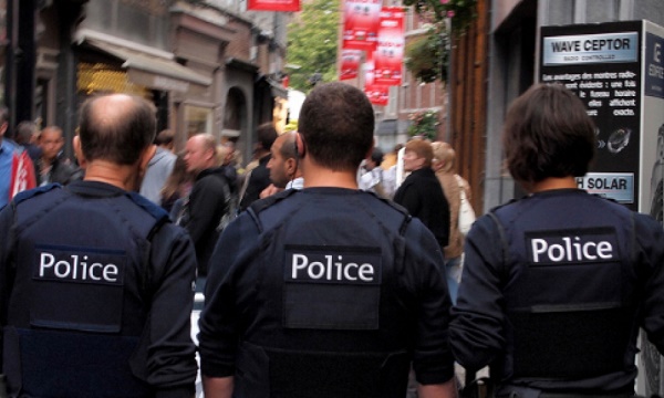 Belgique: plusieurs policiers attaqués au couteau à Molenbeek