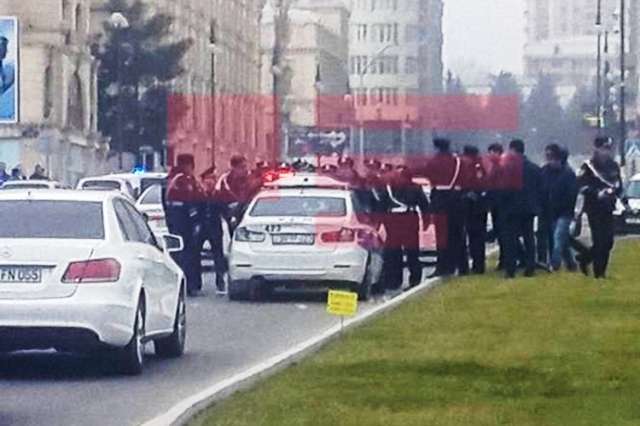 Sərxoş sürücü yol polisinin maşınını çəkiclə əzdi
