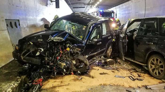 Arlbergtunnel gesperrt - elf Verletzte
