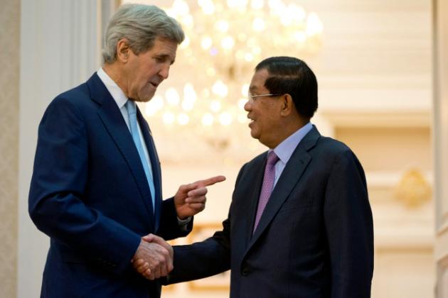 Cambodge: Kerry évoque droits de l`Homme et démocratie avec Hun Sen