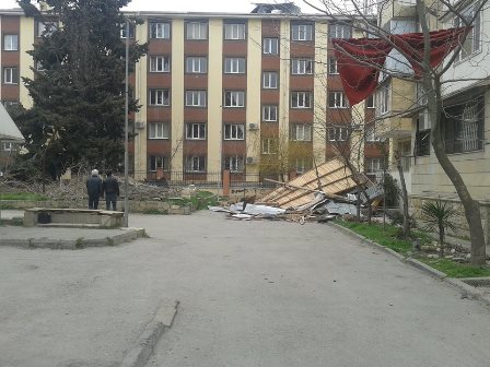 Bakıda litseyin damı uçdu - FOTO