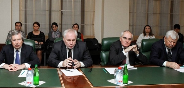 Les coprésidents tiennent des réunions à Bakou