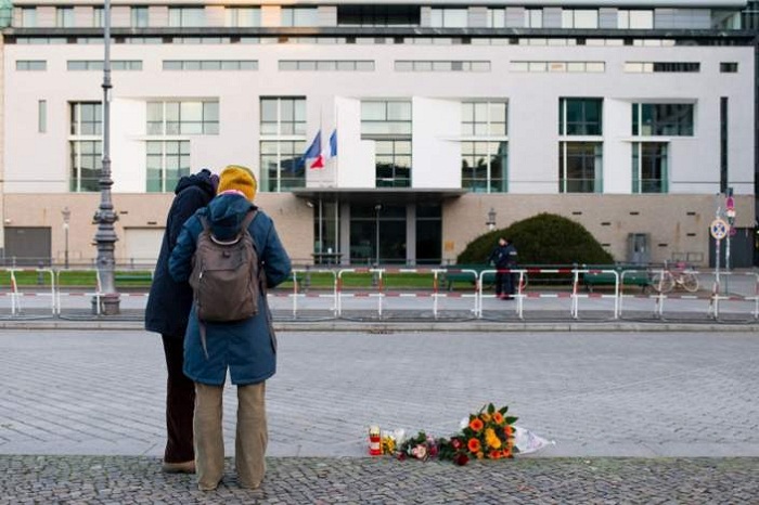 Azerbaijanis honor memory of Paris attacks victims