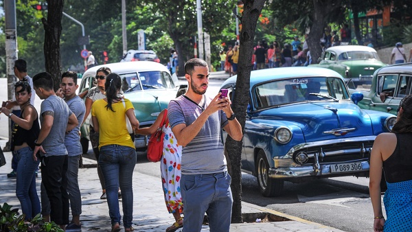 Cuba: les autorités bloquent les textos contenant les mots `démocratie` ou `droits de l`homme`